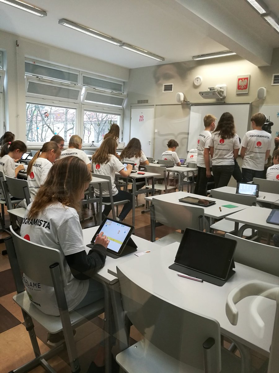 Lidia_Stepinska's tweet photo. Już za minutę w ponad 50 polskich szkołach rozpoczyna się ustanawianie nowego rekordu Guinnessa w programowaniu #worldguinnessrecord #codeandshare #Coding #kodujzUKE https://t.co/3XPgGDfys1