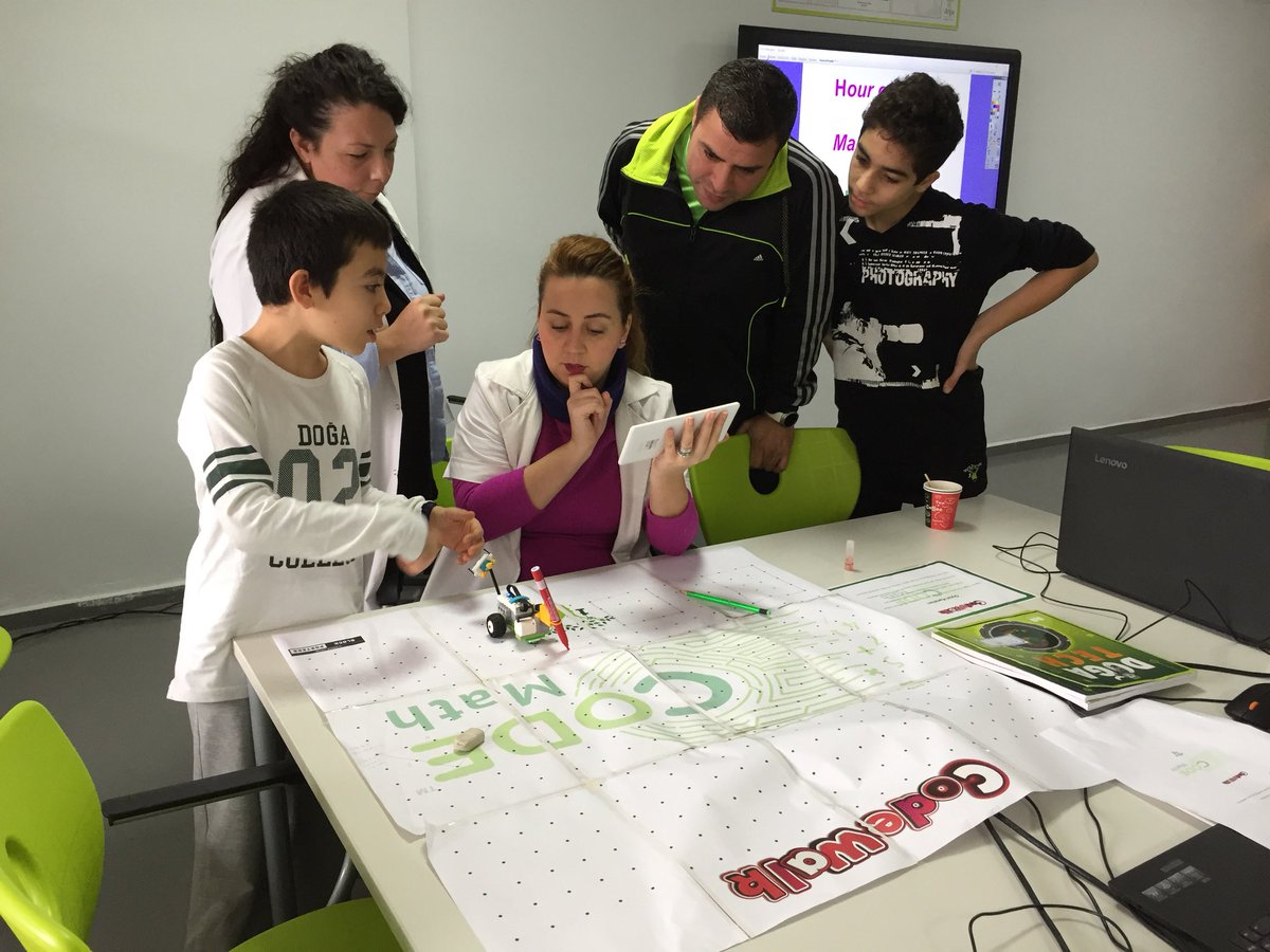 serveralbayrak1's tweet image. Teacher And Student are Coding #CodeWeek #DogaTech #CodeWalk @DogaOkullari #HourofCode ⬆️⬇️ @KvancBarlas @talanvedat