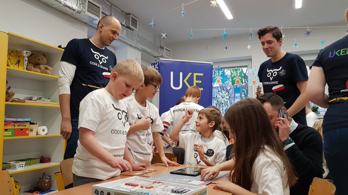 UKE_GOV_PL's tweet photo. Marcin Cichy: Rozumiemy, jak ważne jest podnoszenie kompetencji cyfrowych Polaków i rozwój społeczeństwa informacyjnego. Dlatego cieszy nas, że tak wiele dzieci bierze dziś udział w ustanawianiu rekordu Guinnessa w programowaniu
#codeandshare #kodujzUKE https://t.co/gUuyUXBv4y