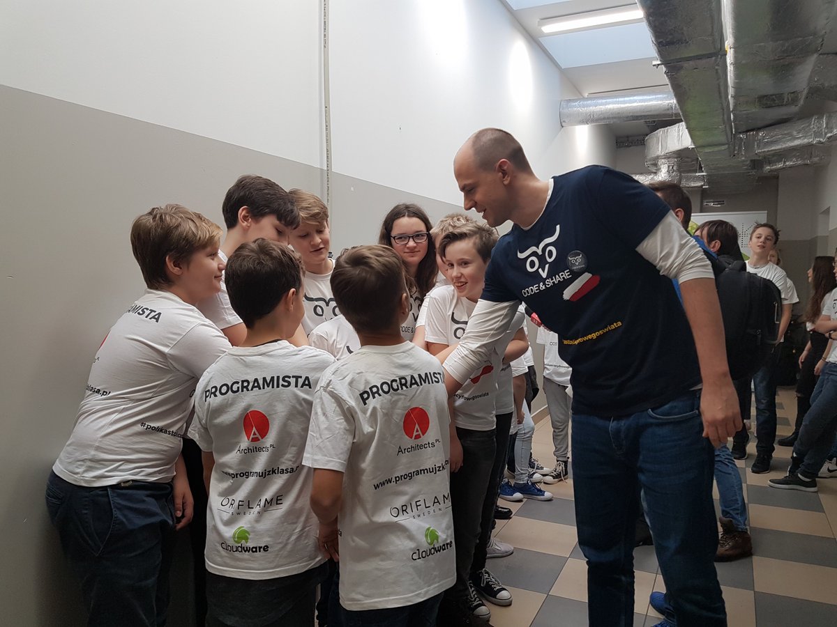 UKE_GOV_PL's tweet photo. Marcin Cichy: Rozumiemy, jak ważne jest podnoszenie kompetencji cyfrowych Polaków i rozwój społeczeństwa informacyjnego. Dlatego cieszy nas, że tak wiele dzieci bierze dziś udział w ustanawianiu rekordu Guinnessa w programowaniu
#codeandshare #kodujzUKE https://t.co/gUuyUXBv4y