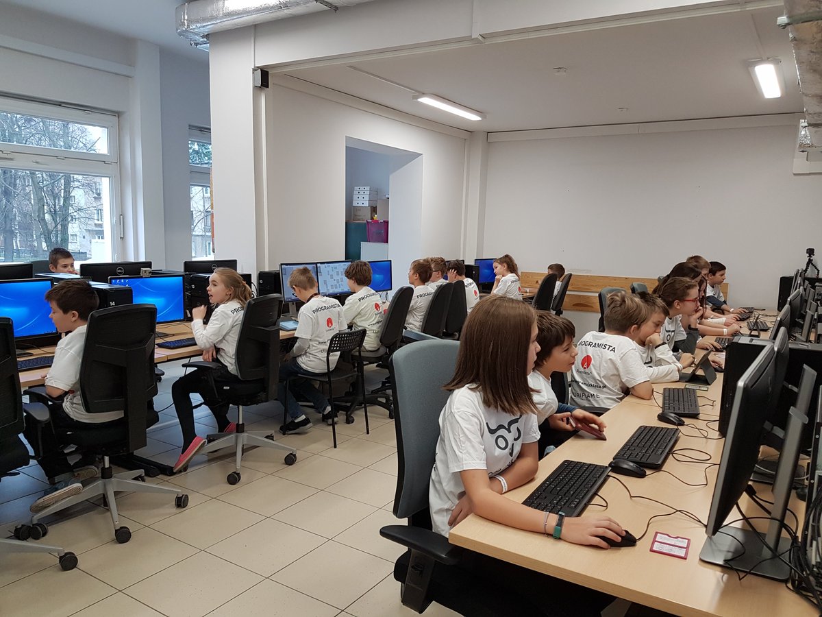 UKE_GOV_PL's tweet photo. Marcin Cichy: Rozumiemy, jak ważne jest podnoszenie kompetencji cyfrowych Polaków i rozwój społeczeństwa informacyjnego. Dlatego cieszy nas, że tak wiele dzieci bierze dziś udział w ustanawianiu rekordu Guinnessa w programowaniu
#codeandshare #kodujzUKE https://t.co/gUuyUXBv4y