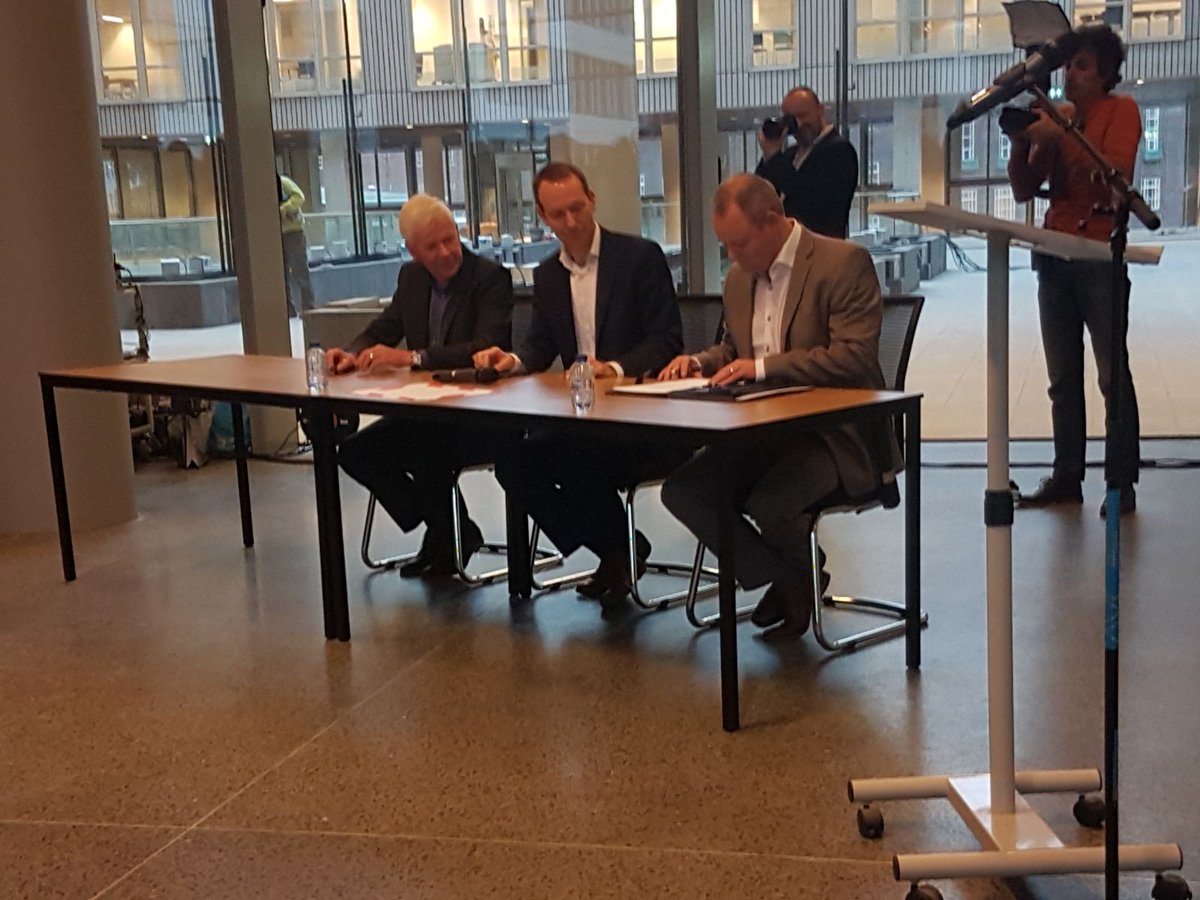 Na ruim 8 jaar bouwen krijgt <a href="/ErasmusMC/">Erasmus MC</a> de sleutel van het nieuwe ziekenhuis. Vlnr: Fred Reurings (projectdirecteur Bouwcombinatie) ), Stefan Verstegen (directeur realisatie) en Maarten Huisman (directievoerder <a href="/EGMarchitecten/">EGM architects</a>).