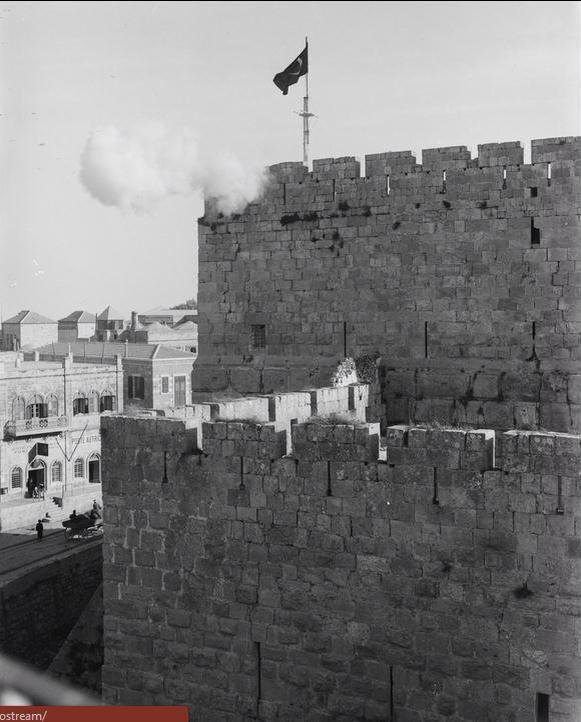 Kudüs'te bir zamanlar Türk bayrağı dalgalanırdı.. Ne çabuk unuttuk.. 
Surlar Kanuni'nin yadigarıdır.