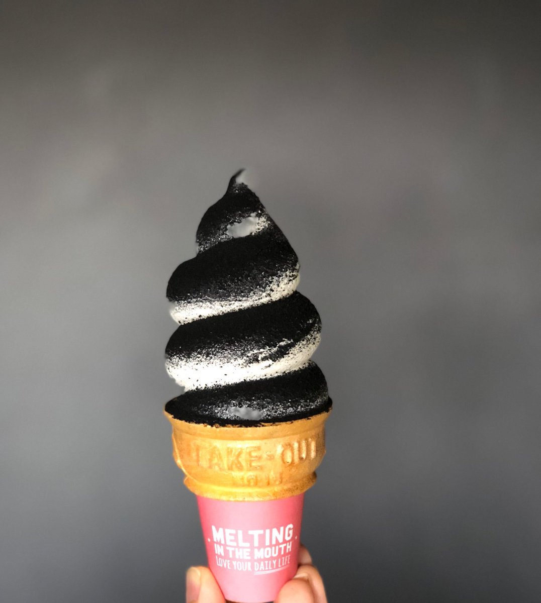 ケニー V Twitter Melting In The Mouth 広尾 ソフトクリーム好きは必見 なんと黒いアイスクリーム が2週間限定で登場 活性炭ブランド Bykuro とコラボしたソフトクリームとラテが発売 オーストラリアやイギリスで最も注目を集めており この2週間の間に ケニー V Twitter Melting In The Mouth 広尾 ソフトクリーム好きは必見 なんと黒いアイスクリーム が2週間限定で登場 活性炭ブランド Bykuro とコラボしたソフトクリームとラテが発売 オーストラリアやイギリスで最も注目を集めており この2週間の間に
