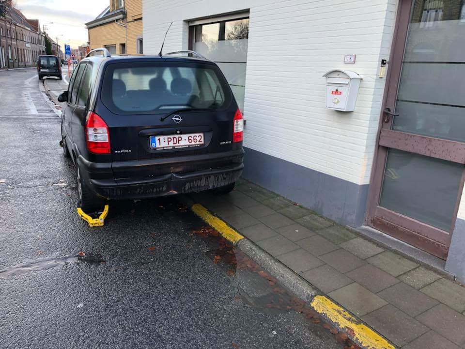 valere001's tweet photo. @Politie5418 wanneer  nemen jullie actie wat betreft een zeer gevaarlijke situatie in Bottelare ? Schandalig hoe de zwakke weggebruiker hier in de problemen gebracht wordt !!! https://t.co/tJPKCQGgQP