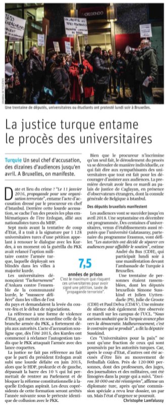 Le procès de 10 universitaires turcs accusés de 'propagande terroriste' pour avoir signé une pétition s’ouvre aujourd’hui à Istanbul (au total 146 universitaires sont visés). @andredubus co-organisait une manifestation de solidarité avec ces Universitaires pour la Paix hier soir.