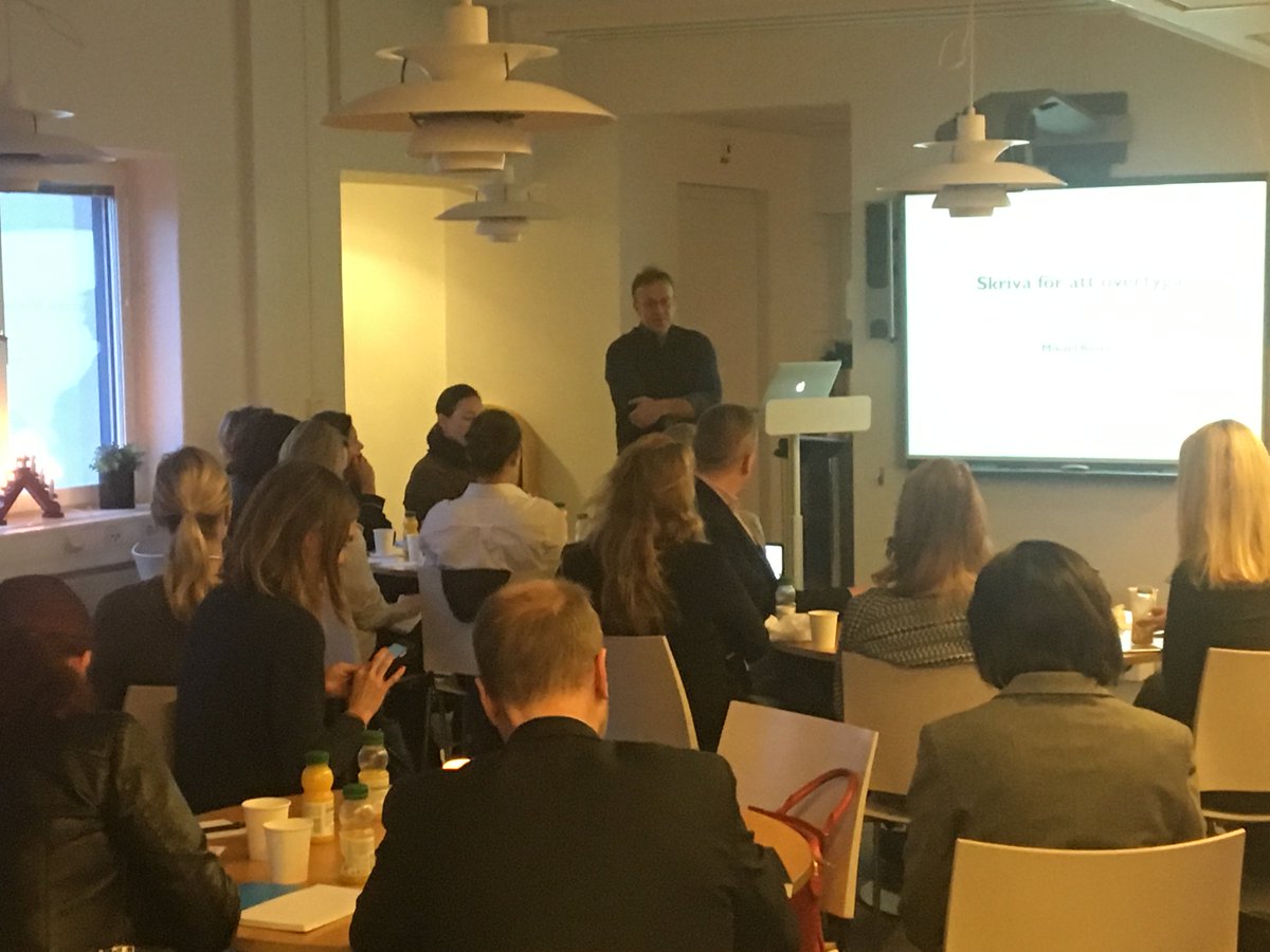 Från morgonens frukostseminarium här på förlaget. I samarbete med Marknadsföreningen i Stockholm erbjöd vi en föreläsning av Mikael Rosén om hur man skriver för att övertyga. #skrivaförattövertyga #fullsatt #marknadsföreningenistockholm