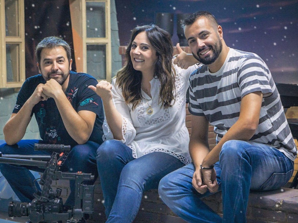 SoySaraJimenez_'s tweet photo. Cuando haces lo que te apasiona😍❤ rodeada de gente a la que también le apasiona lo que hace, No pueden salir más que cosas buenas!🤗💙
Grabando una de mis canciones🎶🎵
(Con ideas-Sorpresas🤗 improvisadas incluídas😄😆)Con @juanlugalan y #ManuContreras
💖🤘💙 #Music #Video https://t.co/3YfAC9D0Ud