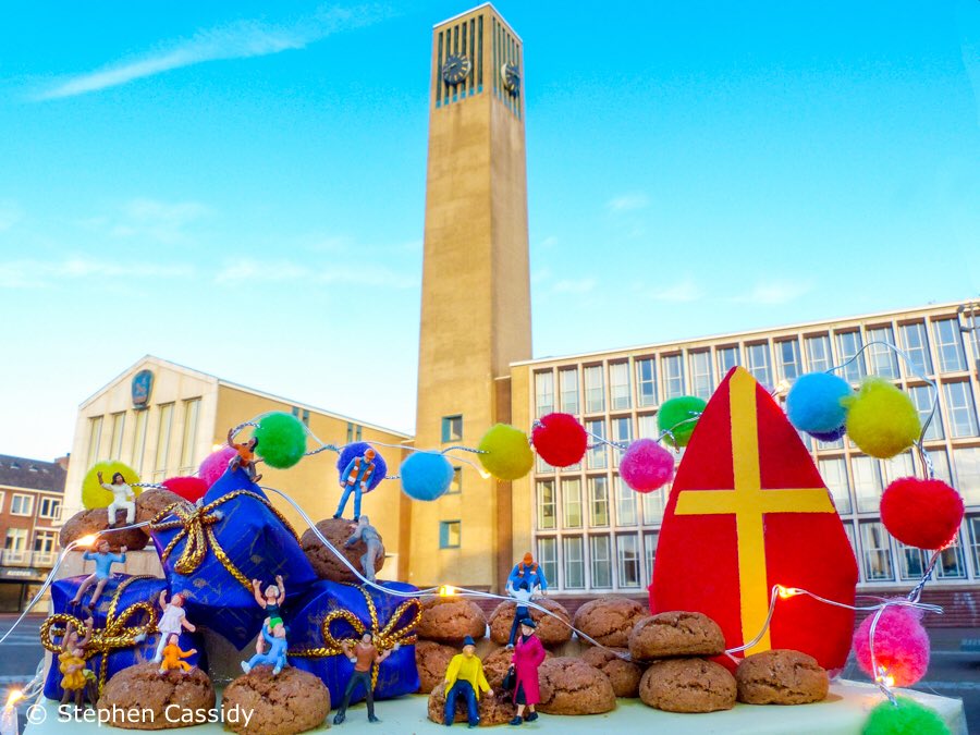 stephencassidy's tweet photo. Het is weer #pakjesavond in #IJmuiden
#Sinterklaas #gemvelsen #pepernoten https://t.co/GWeWBRz38J
