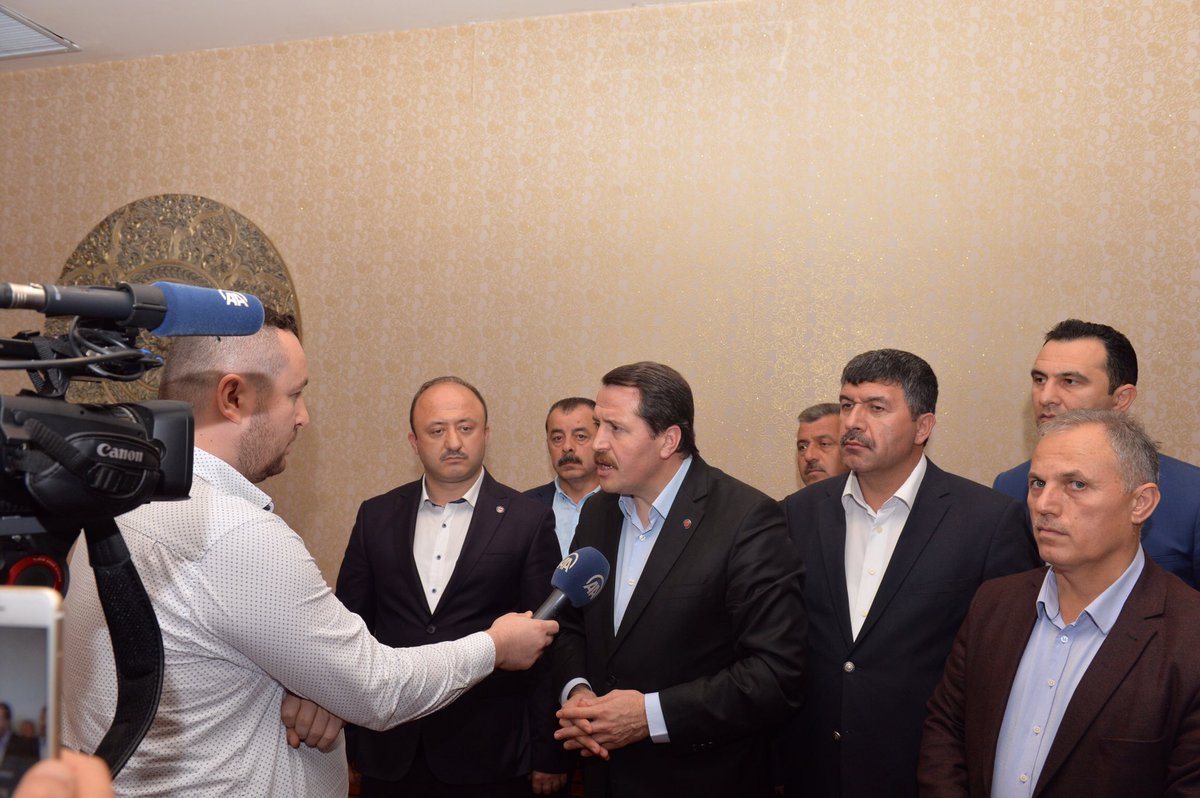 Dün ÇSGB Sn.Julide Sarıeroğlu ile yaptığımız özel görüşmede toplu sözleşme kararımızın hayata geçmesi için 4/C'lilerin 4/B kadrosuna alınması konusunda uzlaşmıştık.Karar bugün açıklandı.Ordu'da AA'na ilk demeci verdik.Geniş açıklama memursen.org.tr adresinde olacaktır.