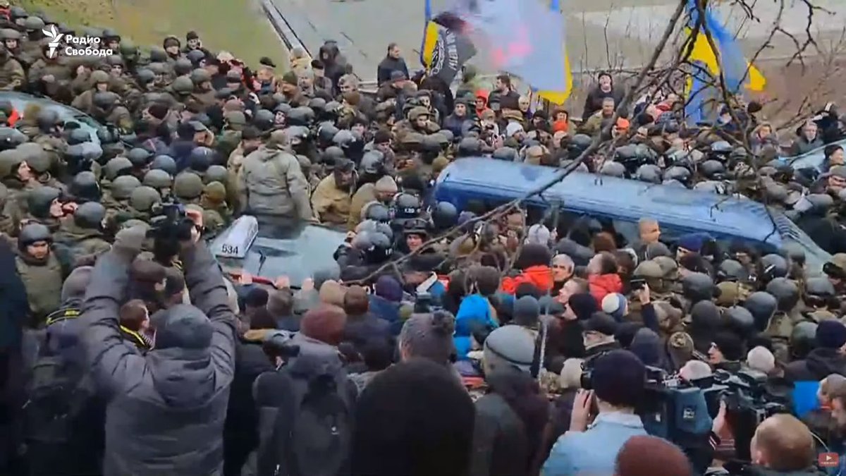 Разгоняют людей...