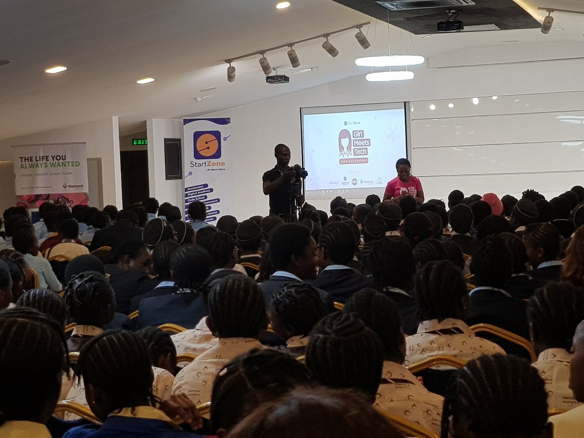 bussy_boo's tweet photo. Live at the #GirlmeetsTech event. #DiamondFuture #diamondCoolTeens #beyondbanking https://t.co/XTKAIQFjmW