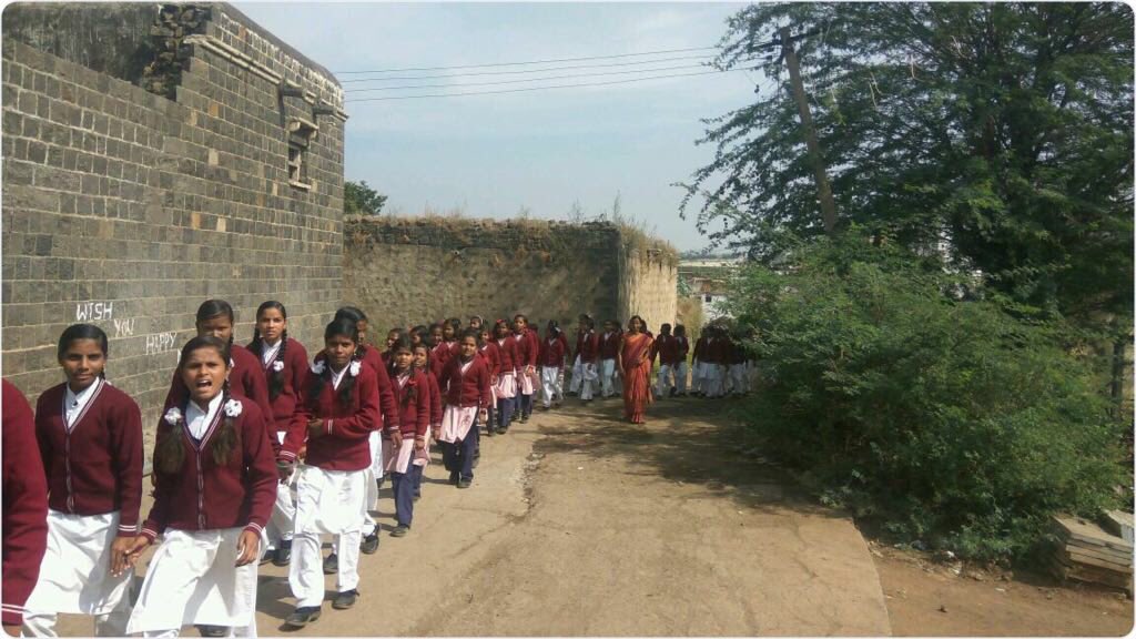 paramiyer_'s tweet photo. Congratulations to all the 6 schools from Aland block of Karnataka’s Kalaburagi district that participated in an inspiring #SBM awareness jattha. Great to see how 1100 students and their teachers came forward to spread the message of @SwachhBharat. https://t.co/XuEqL5aL9G