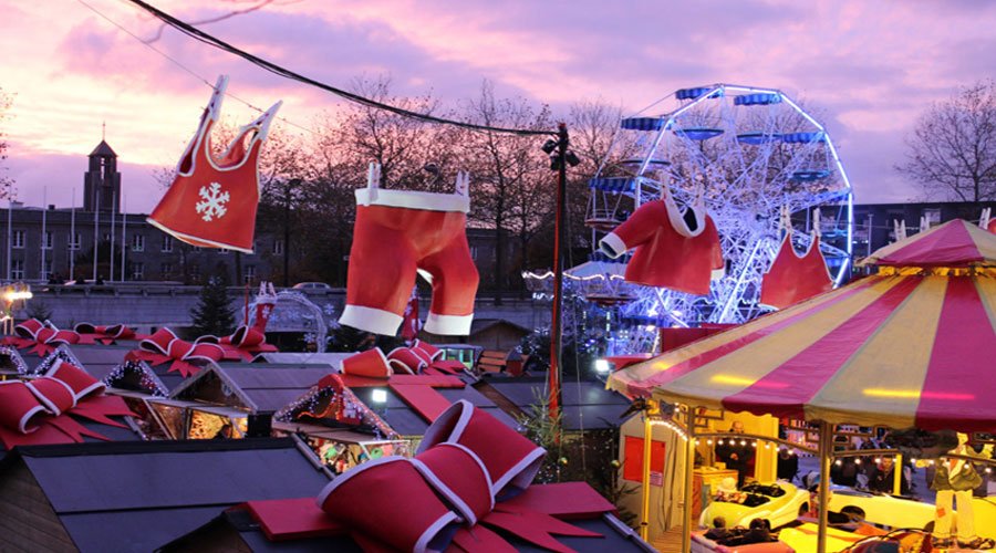 Un petit village nappé de blanc, la magie de #Noël à portée des petits et des grands… Jeux, manèges, et gourmandises de Noël vous mettront l’eau à la bouche ! 🎅. Pensez à réserver votre chambre à l’#hotel #IbisBudget #Brest Port.
bit.ly/2BGY3kd | #ILoveBrest