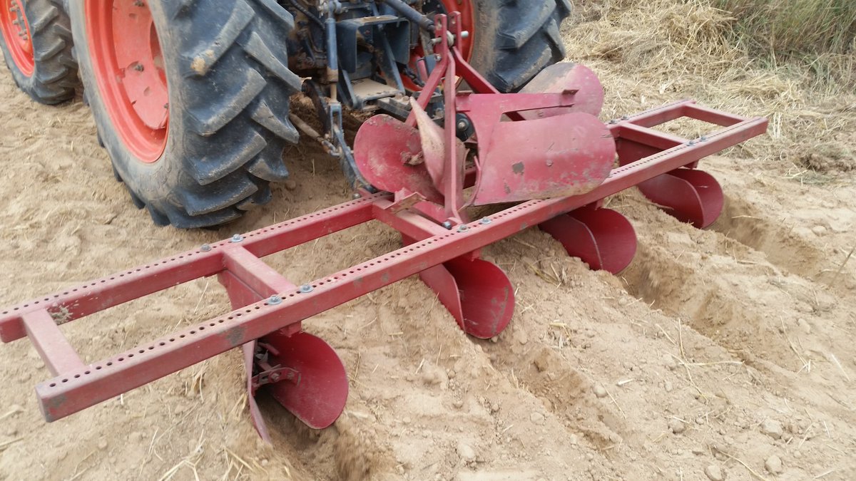 CeRRF_Griffith's tweet photo. Having fun during #worldsoilday in #Pakse #Lao. #liming #manuring #bedpulling Getting ready for #dryseason #peanut trials @ACIARAustralia https://t.co/umxhDuoUfC