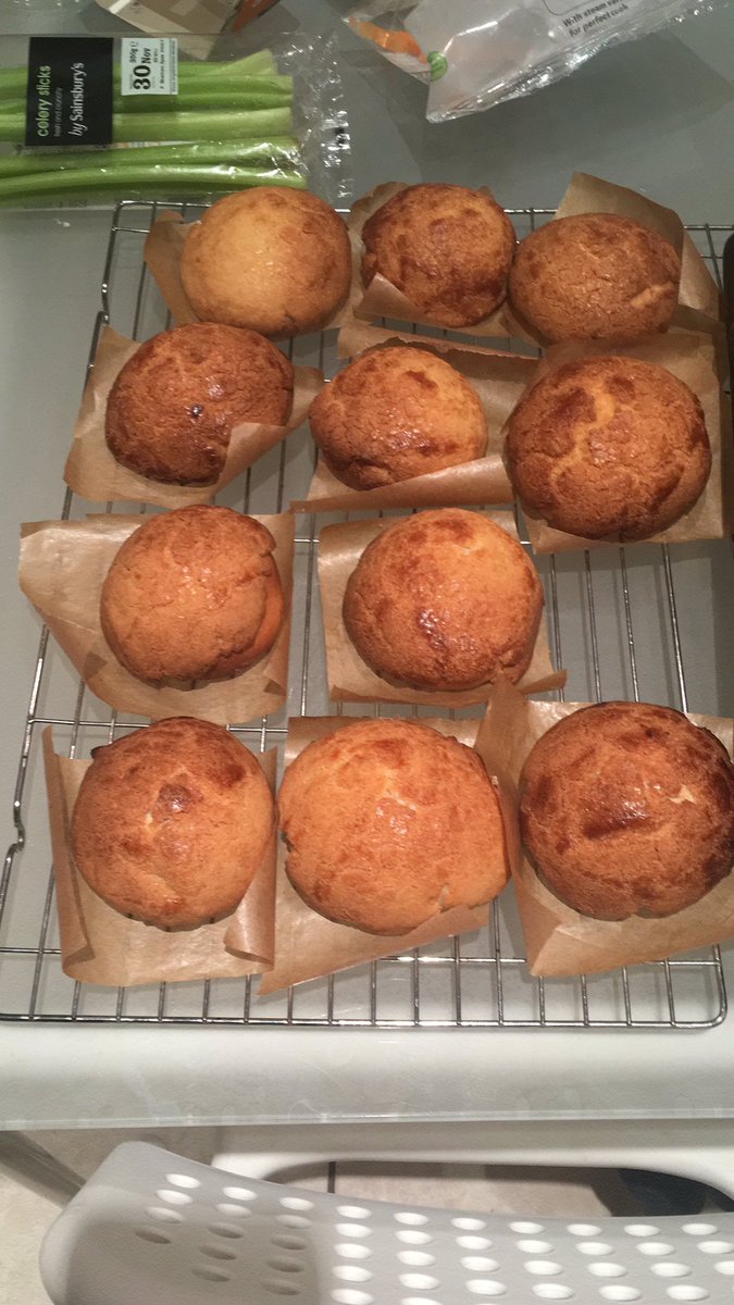 viviankonghk's tweet photo. I think this is so far the best batch of pineapple buns I've made in my life 😊 #pineapplebuns #菠蘿包 #balllorbau #hk https://t.co/1bFowxuwIS