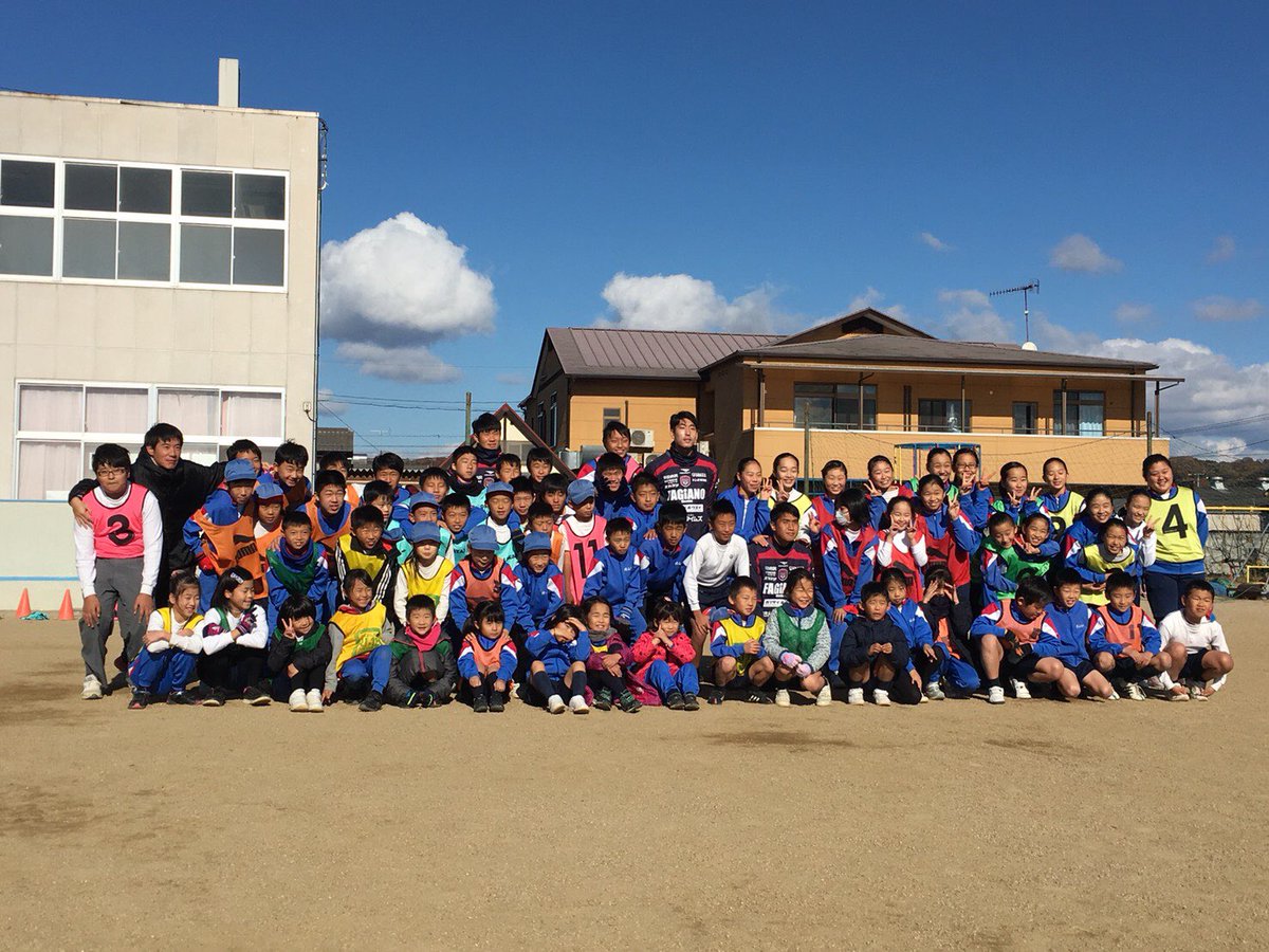 Jjin_4's tweet photo. ソグォンさんとギョンテと
岡山朝鮮初中級学校に
行ってきましたたのしかったです😃 https://t.co/3ndcWzrNL9