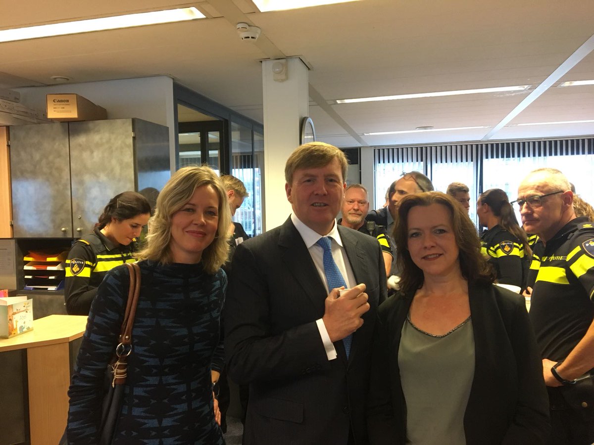 MyriamKooij's tweet photo. De verrassing van vandaag kwam niet van Sinterklaas... uitleg #persoonsgerichteaanpak aan #Koning in #basisteam #DeCopen #politie. Tof! https://t.co/RWfWzlrNu3
