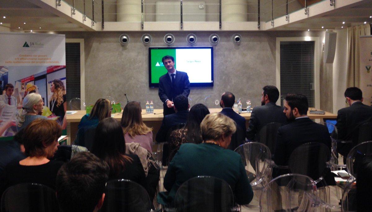 jaItalia's tweet photo. Sergio Nava, giornalista, introduce il talk “Oltre lo SROI: l’esperienza di Impresa in azione dalla voce degli ex studenti ora manager e imprenditori.” https://t.co/2LnHjhi9fQ
