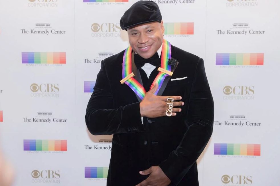 marieroth's tweet image. Congrats on the major upgrade for @llcoolj from the #sourceawards... #KennedyCenterHonors