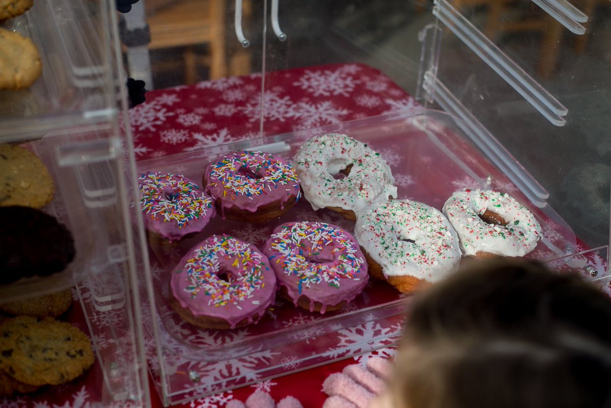 MiltonDowntown's tweet image. Check out the amazing cookies, cupcakes, cake pops and more that @M_IceCreamLab has for the 2017 Holiday Street Market in Downtown Milton! Come try their tasty treats this Saturday, Dec 9th and 16th #DowntownMilton #MiltonON