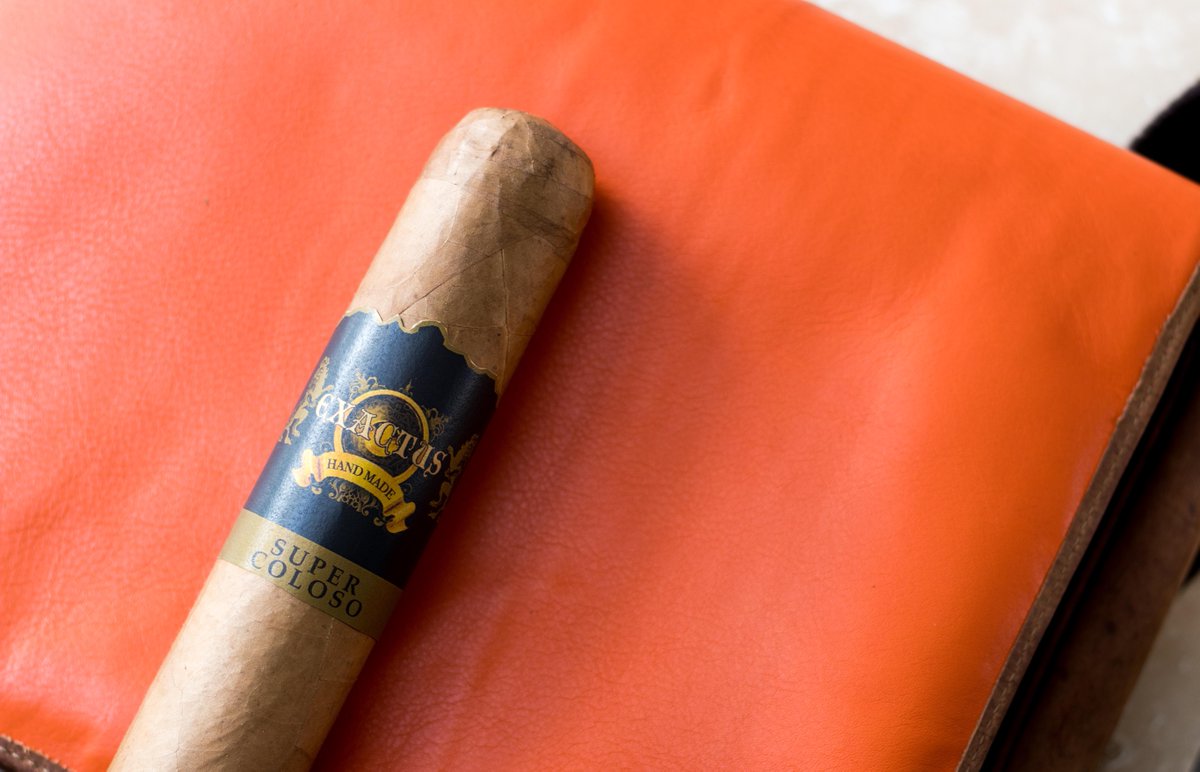 ArtistaCigars's tweet photo. #exactus #supercoloso is so big, it doesn't even fit in the pix #metelefuego #cigar #cigars #cigaraficionado #cigarshop #botl #sotl #cigarstyle #smoke #cigarians #cigarporn #cigarlife #cigarphoto #thegoodlife #friendsofhabanos  #cigarnation #cigarsociety  #cigaroftheday https://t.co/5U8z3MuF90