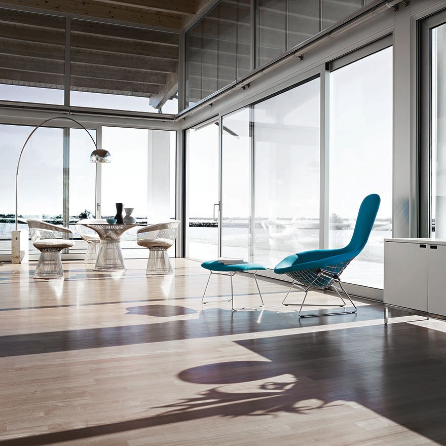 Cette lumineuse pièce à vivre met parfaitement en valeur le célèbre fauteuil "Diamond Bird' et son ottoman du designer Harry Bertoia ! 
©AD

#design #furniture #vintage #shopping #decoration #interior