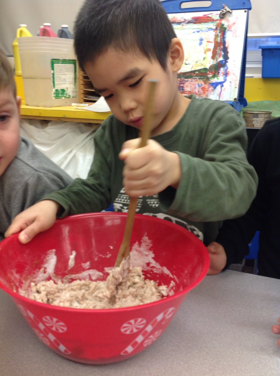 OgdenRoom6's tweet photo. Mmm smells delicious. We are making gingerbread play dough. https://t.co/POWPvMTnbJ