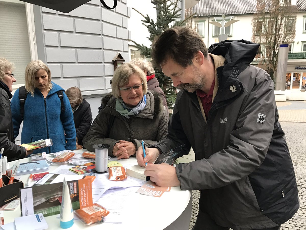 UBehmann's tweet photo. #Novemberwut. Signierstunde auf Einladung der Gleichstellungsbeauftragten der Stadt Bad Pyrmont, Anja Sybill, Motto: "Worte helfen Frauen" - das passt sehr gut zu meinem Buch, das auf Initiative von #Kader K., einer tapferen und mutigen Frau, entstanden ist.@CWNiemeyer https://t.co/o9jBrGdsYa