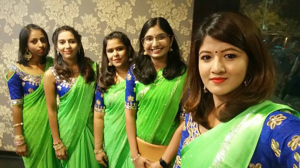 Yogambigai's tweet photo. More picx frm #Dd #wed #dinner #beautifl #bridemaids #squad and bunch of #good #frns #green #blue #saree and itβs ws a #crazyfunnight π€£ππππππππππ https://t.co/60WkkYNzZP