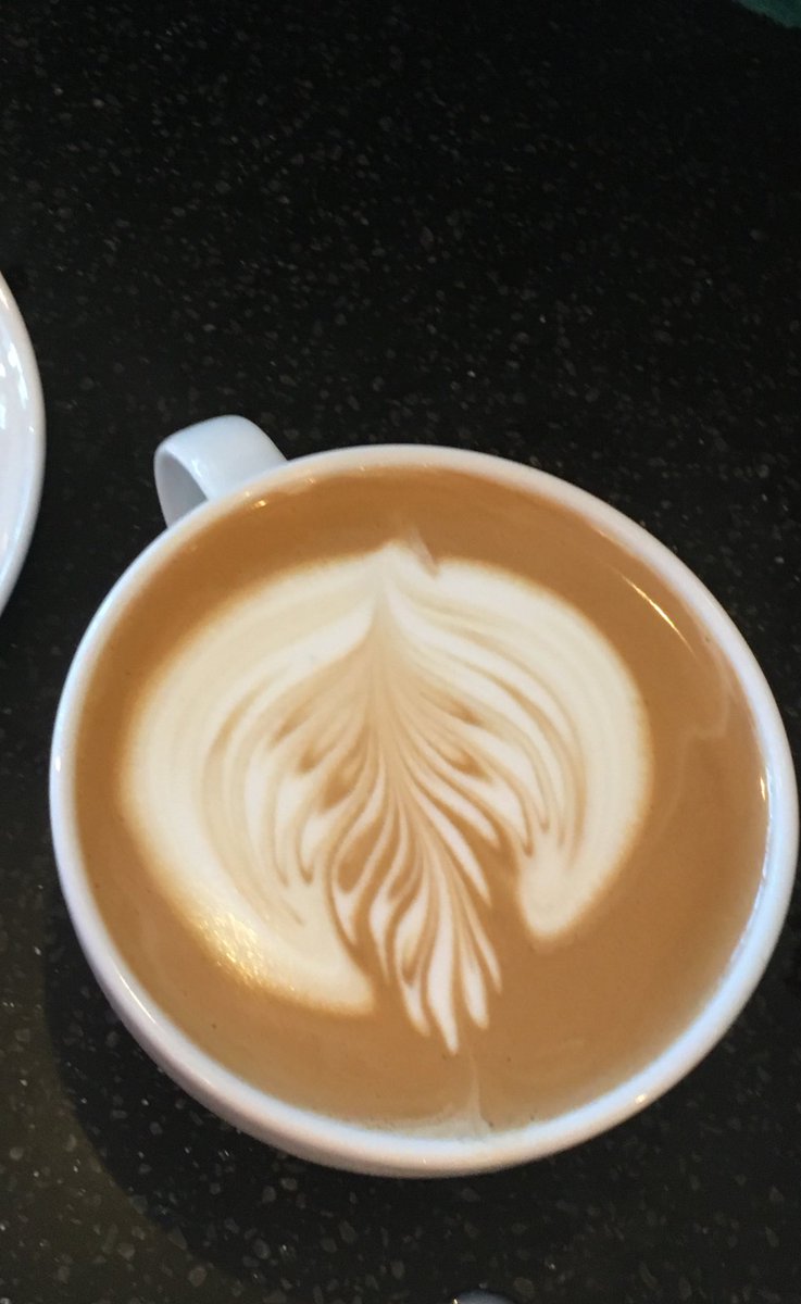 starbucks_luton's tweet photo. Some lovely latte art from Luton ☕️ #CheerForGood #starbucks #latteart #baristalife @MakeLunch https://t.co/UsPGjYUDQc