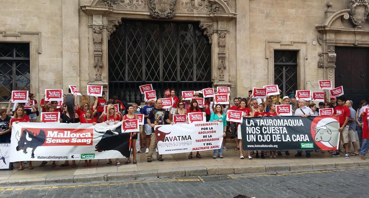 EUIB| Municipios antitaurinos: 34, firmas por la abolición de la ‘fiesta’: 400.000 goo.gl/sVCcwK