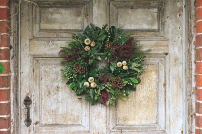 Pine cones, branches of conifer, holly, ivy seed heads fir cones and twigs – this is Christmas #decoration at it’s very best

Discover how to make a #Christmas wreath for your home this year bit.ly/2zEAdqu 
#TuesdayMotivation