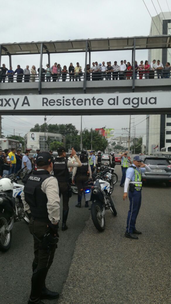 ATMGuayaquil's tweet photo. ¡Conducir con precaución!
AUXILIO MÉDICO  a la altura del Puente peatonal de Plaza Quil, unidades colaboran en el lugar. https://t.co/iYH4HIY6h5