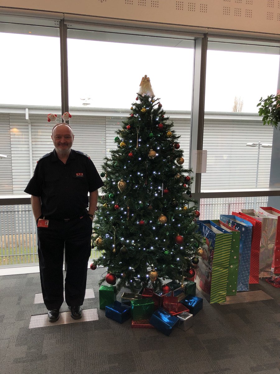 LFBControlRoom's tweet photo. LFB control .. with a real life Robin π @ESFRS999 @FBUCSNC @SWMFireControl @hfrs_control @SuffolkFire @CFOESFRS @DWFireControl @darrenleach @LFBEnfield #knowyourfirecontrol #controlchristmascompetition https://t.co/FAmfihqAEH
