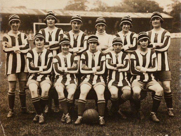 FootballMuseum's tweet image. "The game of football is quite unsuitable for females and ought not to be encouraged."

Despite its popularity during the First World War, women's football was banned by the FA in 1921 - and was prohibited for a full fifty years. #OnThisDay #HiddenHistory ♀️
