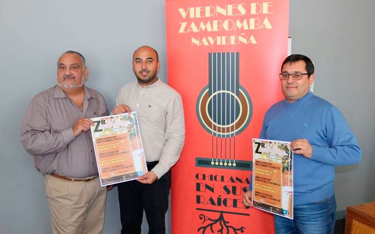 El delegado municipal de Fomento, Adrián Sánchez, el presidente de  la Asociación Chiclanera de Hostelería, y el responsable de Flamenconomía, Javier Bey, han presentado la iniciativa ‘Chiclana en sus raíces. elperiodicodechiclana.com/zambomba/ <a href="/hostchiclana/">Hostelería Chiclana</a>