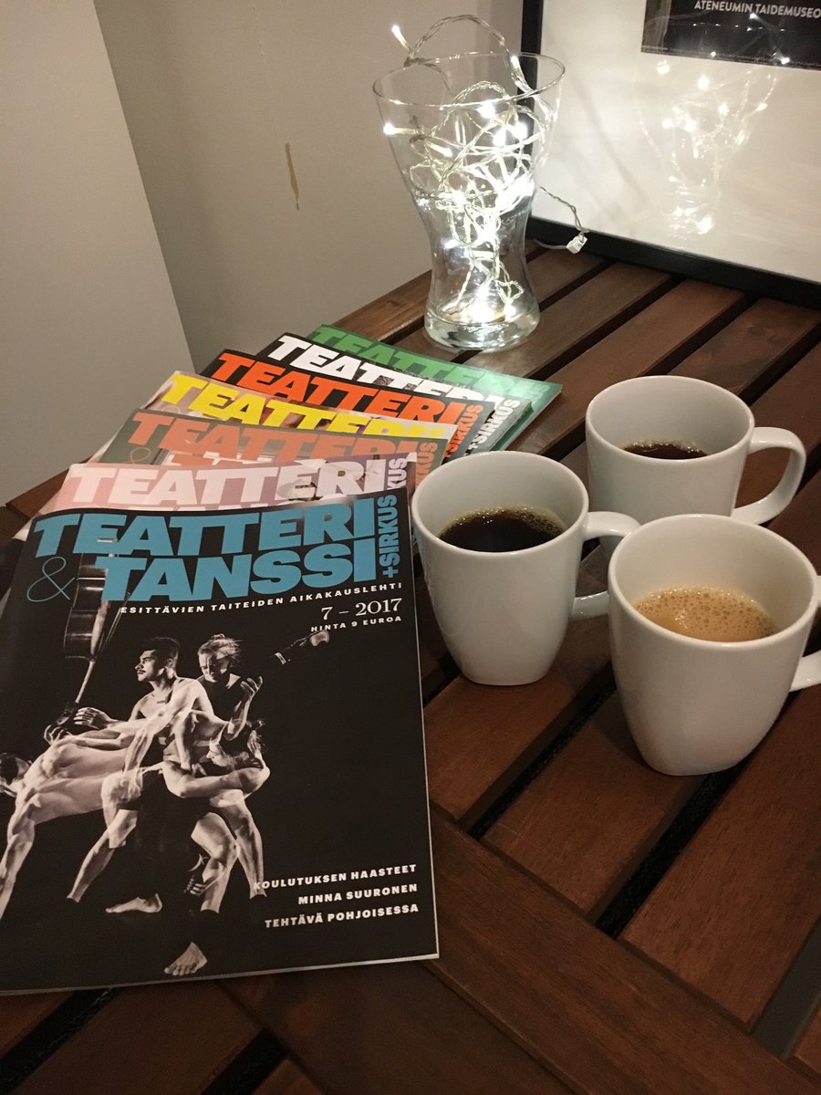 Teatteritanssi's tweet photo. Vuoden 8. lehti viimeistelyssä, seitsemän urakoitua pöydällä! Itsenäisyysjuhlan kunniaksi klo 14:n #kahvihetki #Suomi100 🇫🇮 ☕️ https://t.co/Zi3KqM6hR1