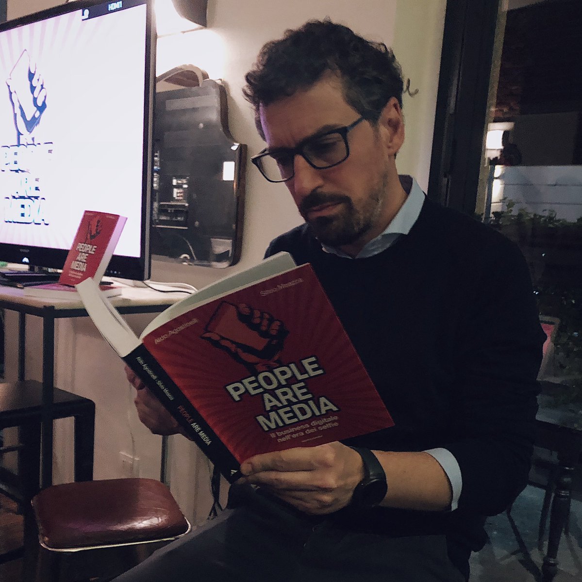 silvioderossi's tweet photo. #PeopleAreMedia, il business digitale nell'era dei selfie. Scopriamo insieme il nuovo libro di @Agostinellialdo e @silviomeazza https://t.co/FQtmDxK8QS on @stylologyit https://t.co/OsVvNDlrZ2