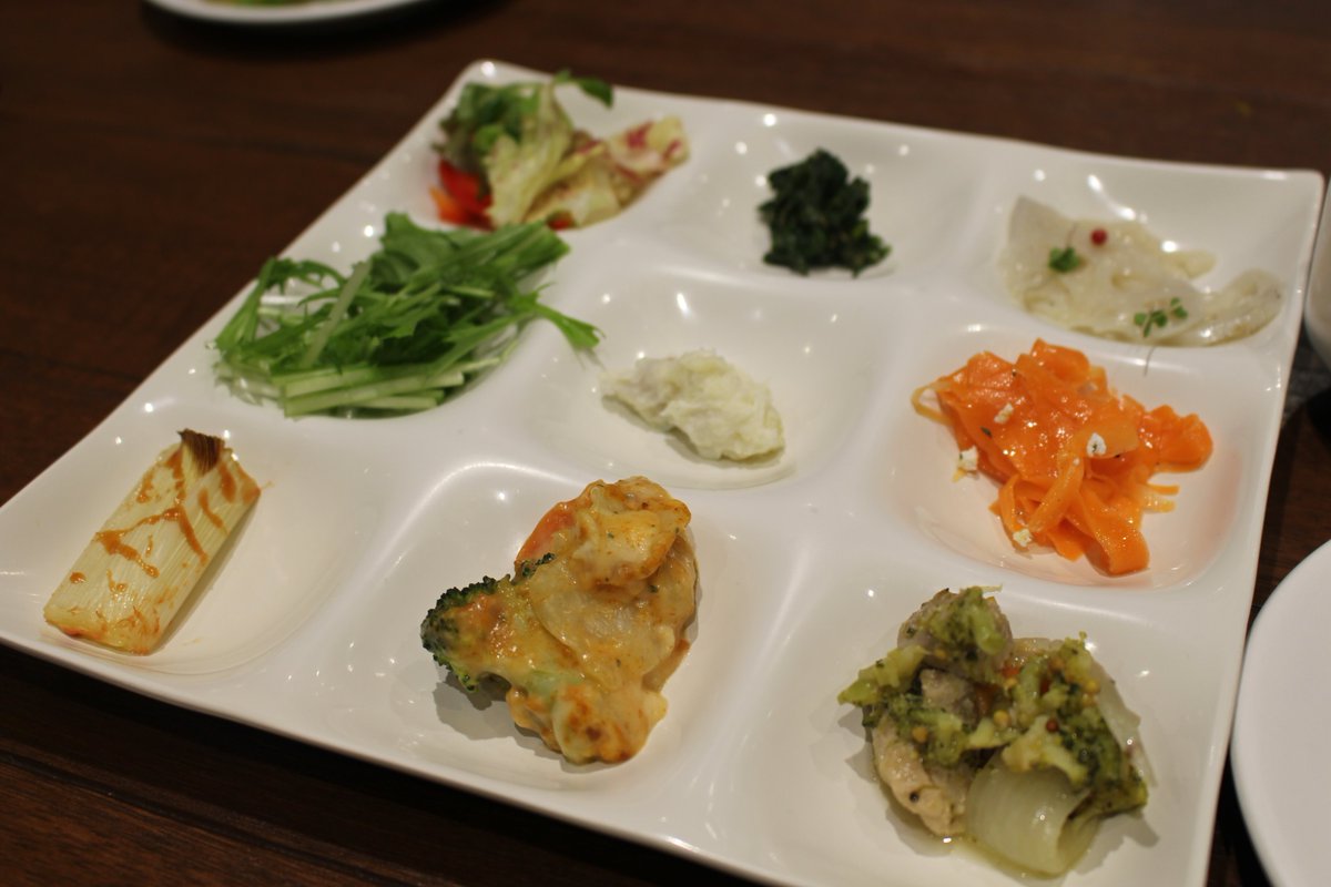 kazumama1203's tweet photo. 誕生日に「なめがたファーマーズヴィレッジ」のレストラン
「Farm to the Table」さんで夕食を食べました♡♡
メインのお料理を頼むとビュッフェ形式の前菜は食べ放題のお店です^^
ここのカルボナーラは絶品! カボチャのスープも♡♡
#なめがたファーマーズヴィレッジ #FarmtotheTable https://t.co/eLYqzooy2D