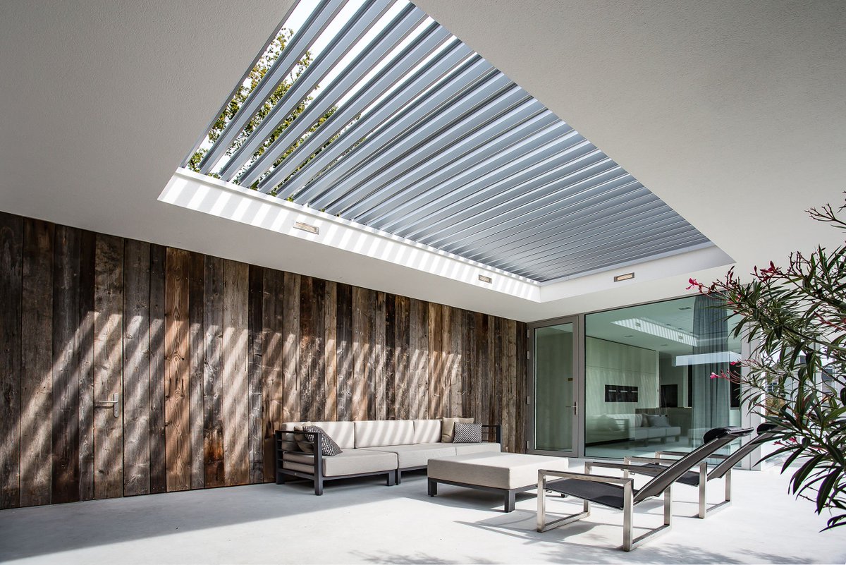 Strikolith's tweet photo. Deze prachtige villa is ontworpen door @Lab32architects en door Stukadoors -en Afbouwbedrijf M. van der Looy voorzien van Strikotherm gevelisolatiesysteem Comfort afgewerkt met #Strikotherm Spachtelpleister Variostar 1mm en met #Strikolith Pearlcoat. https://t.co/4n75jHGn2Z https://t.co/gfg5SqUJ0i