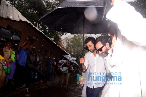 Itsmesasidhar's tweet photo. #Parties_And_Events #Aadar_Jain #Abbas_Burmawalla Shah Rukh Khan, Amitabh Bachchan, Abhishek Bachchan, Ranbir Kapoor and others attend the funeral of the late Shashi Kapoor https://t.co/CZxdiTtlE2 https://t.co/hk73JXGJtq