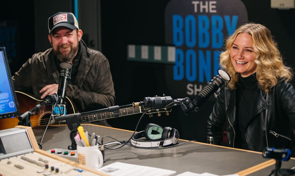 Sugarlandmusic's tweet image. You heard it first on the @bobbybonesshow! New music and a 2018 tour are coming your way… Sign up for all the updates at sugarlandmusic.com. #dreamscometrue