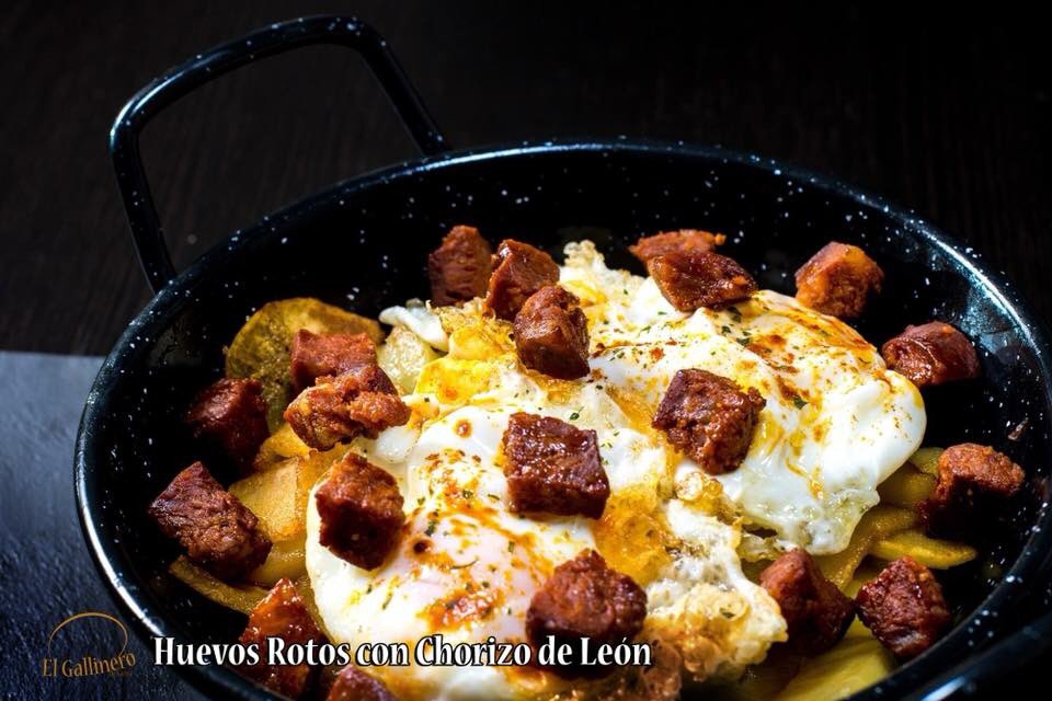Gallinerosanse's tweet photo. ¡Qué bien sientan unos huevos rotos con chorizo con este frío! Y si son de #ElGallineroDeSanse mejor todavía! 

Te esperamos en el centro de ocio #ÁgoraSanse, en la avenida de Catalunya 37 de #SanSebastiánDeLosReyes #FelizMartes https://t.co/Xt5UQoOJZo
