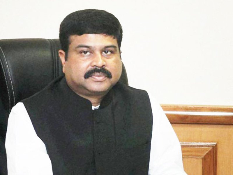 Afternoon_Voice's tweet photo. 60% of PMUY beneficiaries bought 4 LPG refills: Pradhan https://t.co/hvLL6p342x https://t.co/DfkgBJRrkQ