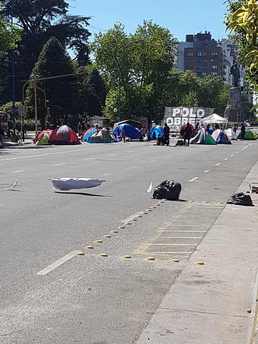 meridelmar's tweet photo. [Mar del Plata] Sigue el acampe del Polo Obrero https://t.co/u57HRpgFC3