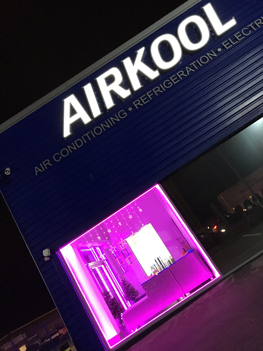 Airkool_'s tweet photo. Reception has gotten christmassy #airkool #christmas #ChristmasTree #lights https://t.co/Ma2dym2gSZ