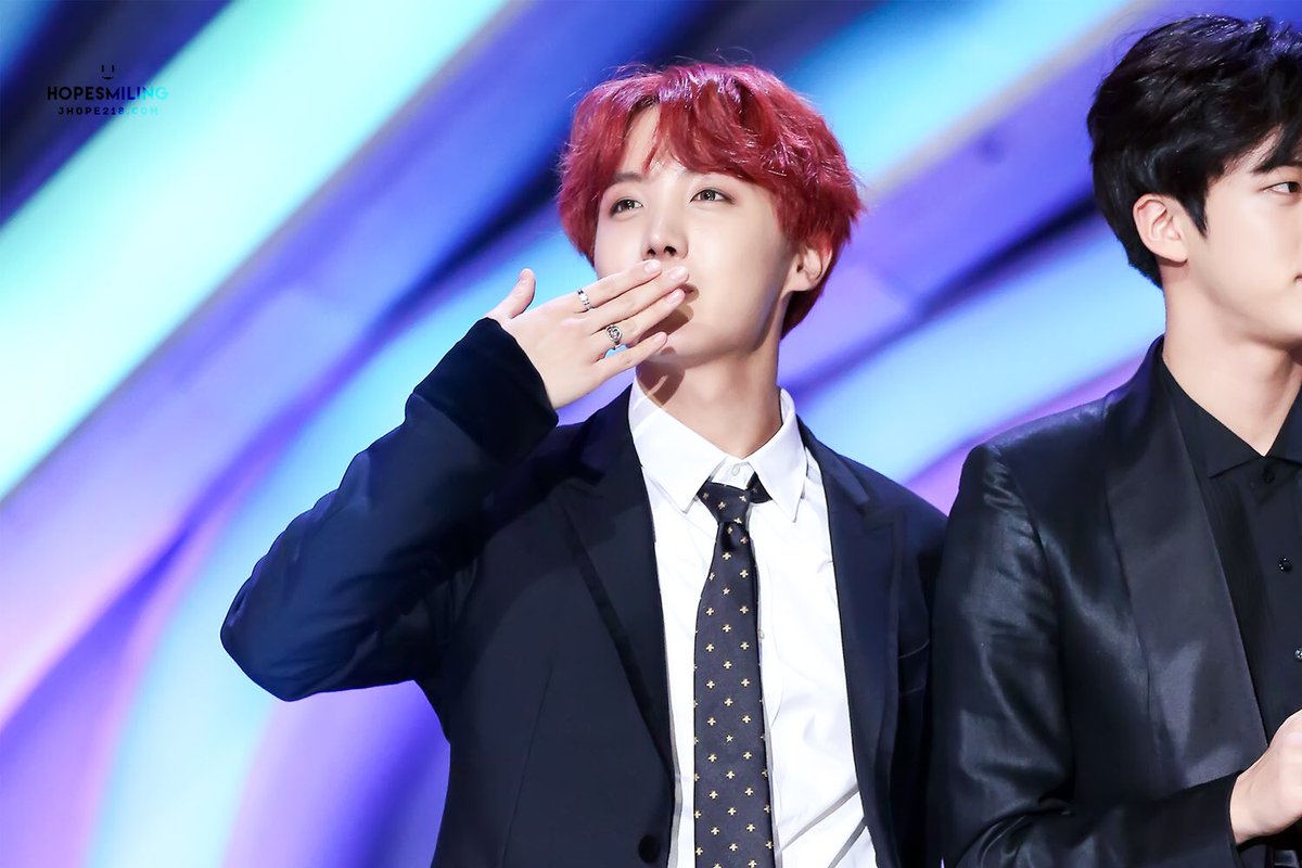 HopeSmiling0218's tweet photo. 171202 MMA ✨✨✨
update 26p >>>  https://t.co/c1sWRbquK7 <<<
 #방탄소년단 #제이홉 #호석 #홉이 #호삐 @BTS_twt https://t.co/OQGOTGr7xn