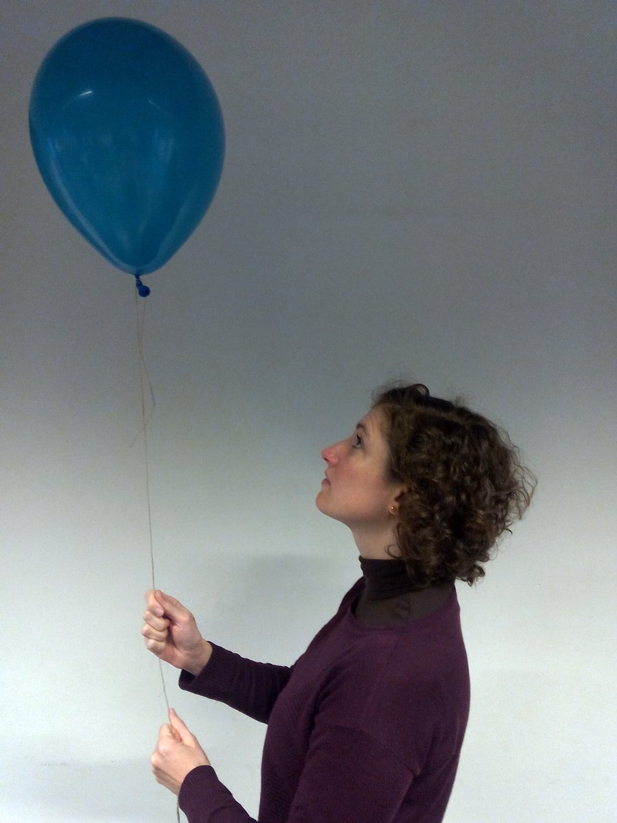 Tijdens repetities houden we onze cast creatief bezig met een ballonnetje 😉