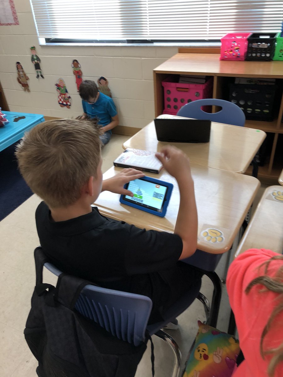 JulieReheiser's tweet photo. Starting our day with a little Lightbot! #HourOfCode2017 @CESWildcats https://t.co/K6AUmwbTQz